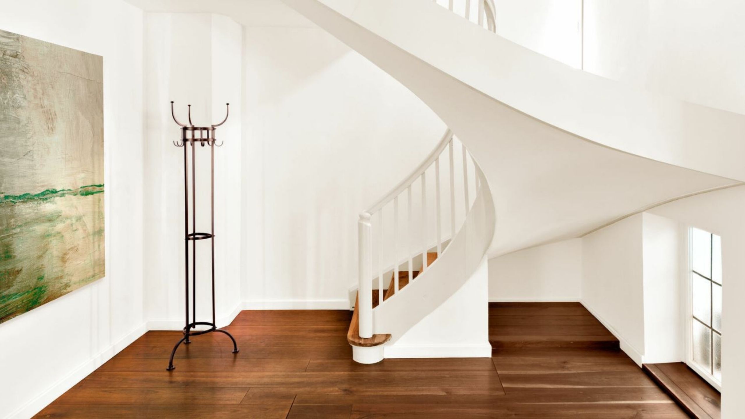 ClassiCon Kleiderständer Nymphenburg im Treppenhaus