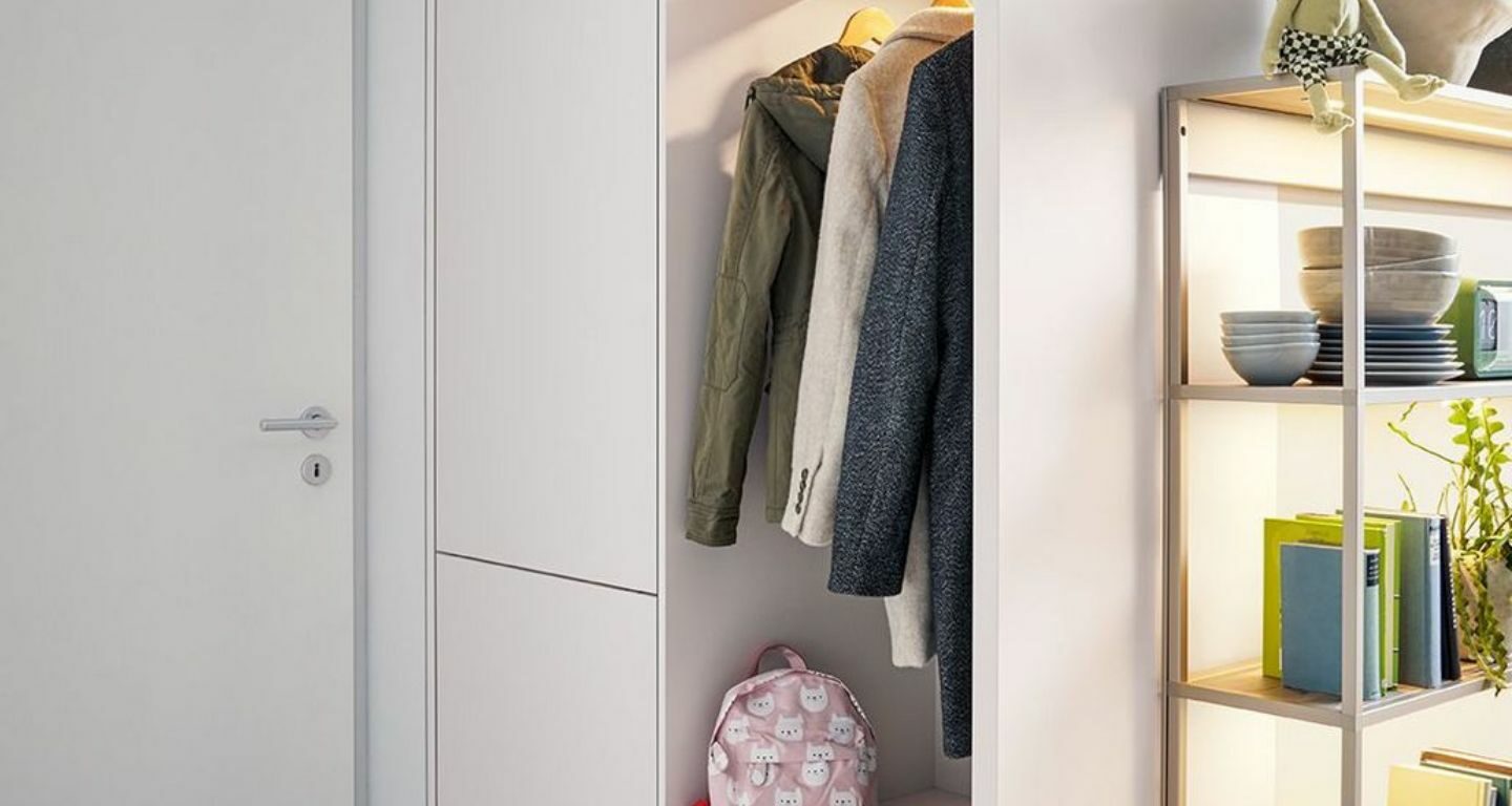 Schüller Garderobe weiß halb offen