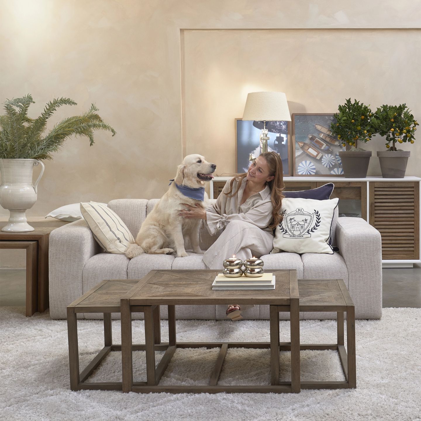 Möbel Meiss Riviera Maison Sofa mit Frau und Hund
