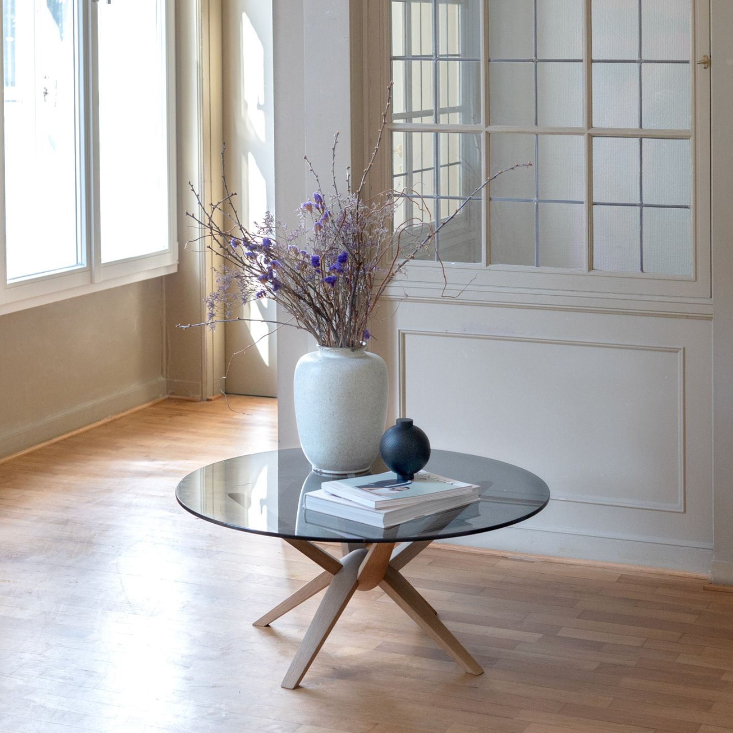 Rodam Couchtisch Nodi mit Massivholzgestell und Glasplatte