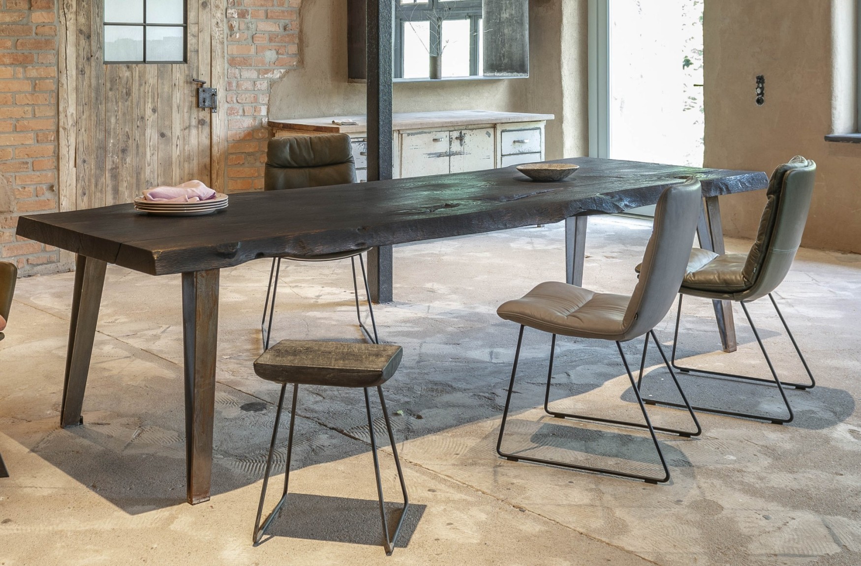 Stuhl KFF ARVA Light mit KFF Tisch Nightingale geköhlt