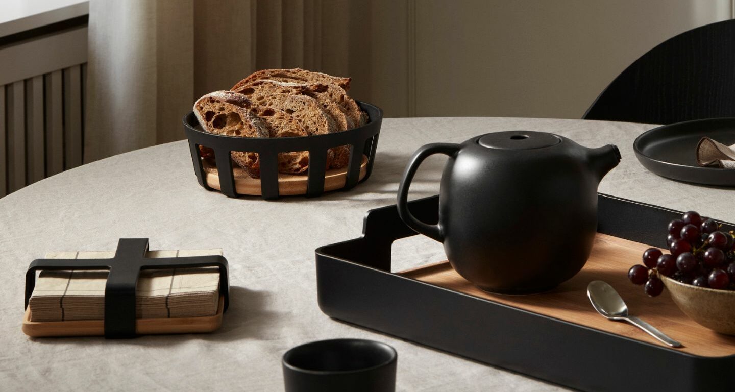 Eva Solo Brotkorb auf Tisch mit Tablett Slider