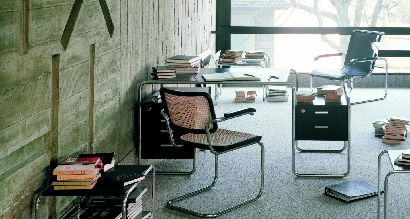Thonet Programm S 285 und S 64 Schreibtisch mit Stuhl
