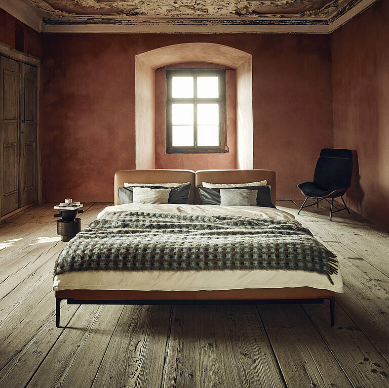 https://www.moebelmeiss.de/uploads/wittmann-csm_joyce_cushion_bed__melange_hochlehner___miles_hocker__guande_autumn__velvet_british_green__velvet_gold__a3af1a0c02.jpg